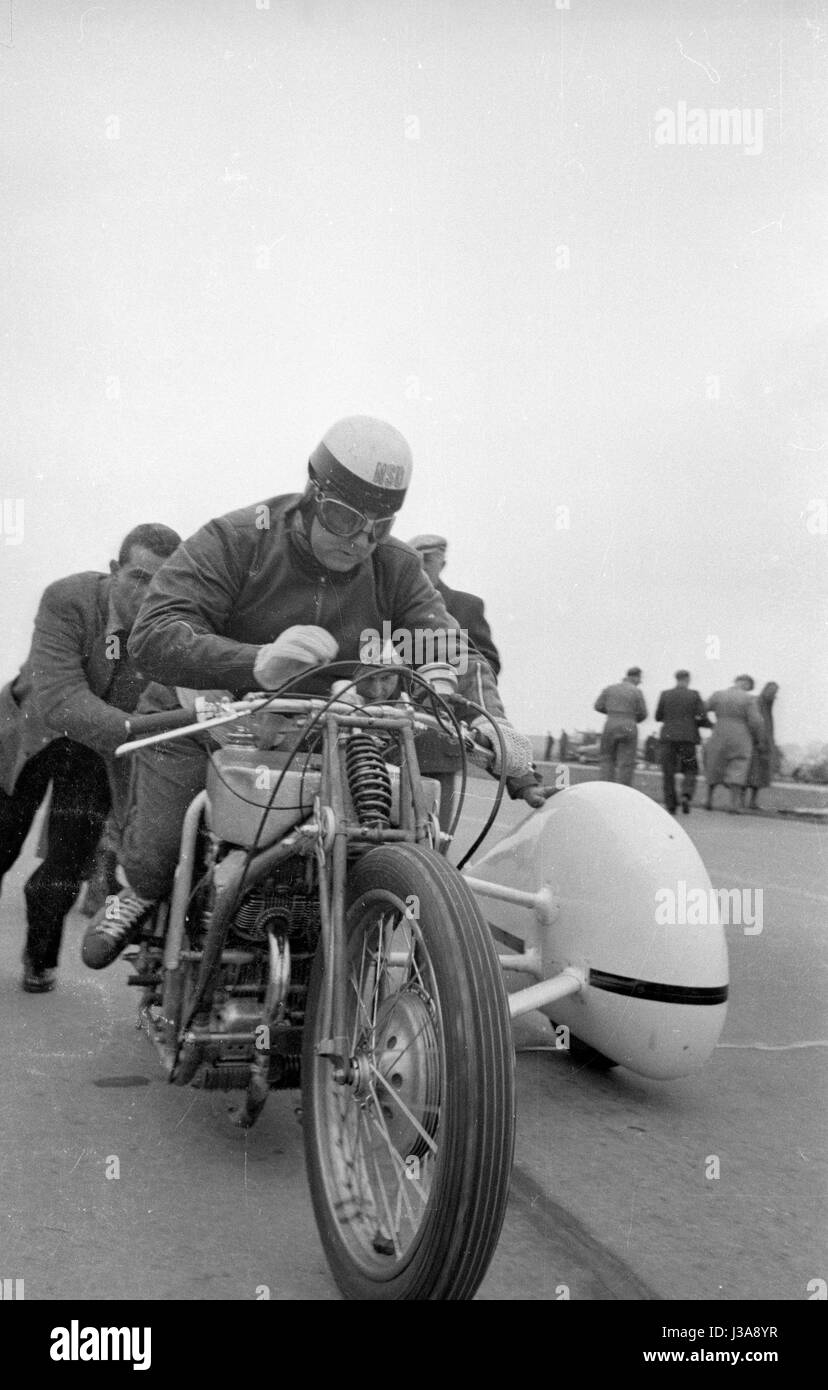 "Hermann Böhm auf der NSU '' Delphin III'', 1951" Stockfoto