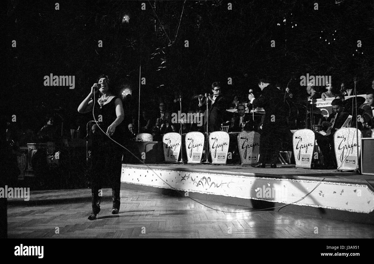 Josephine Baker und Max Greger mit Orchester im Bayerischen Hof in München, 1963 Stockfoto