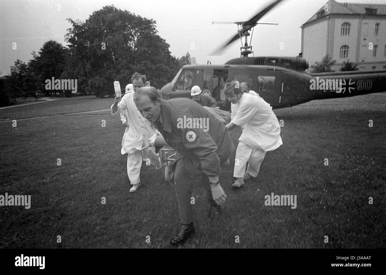 Transport von ein Unfallopfer in die Klinik Harlaching, 1970 Stockfoto