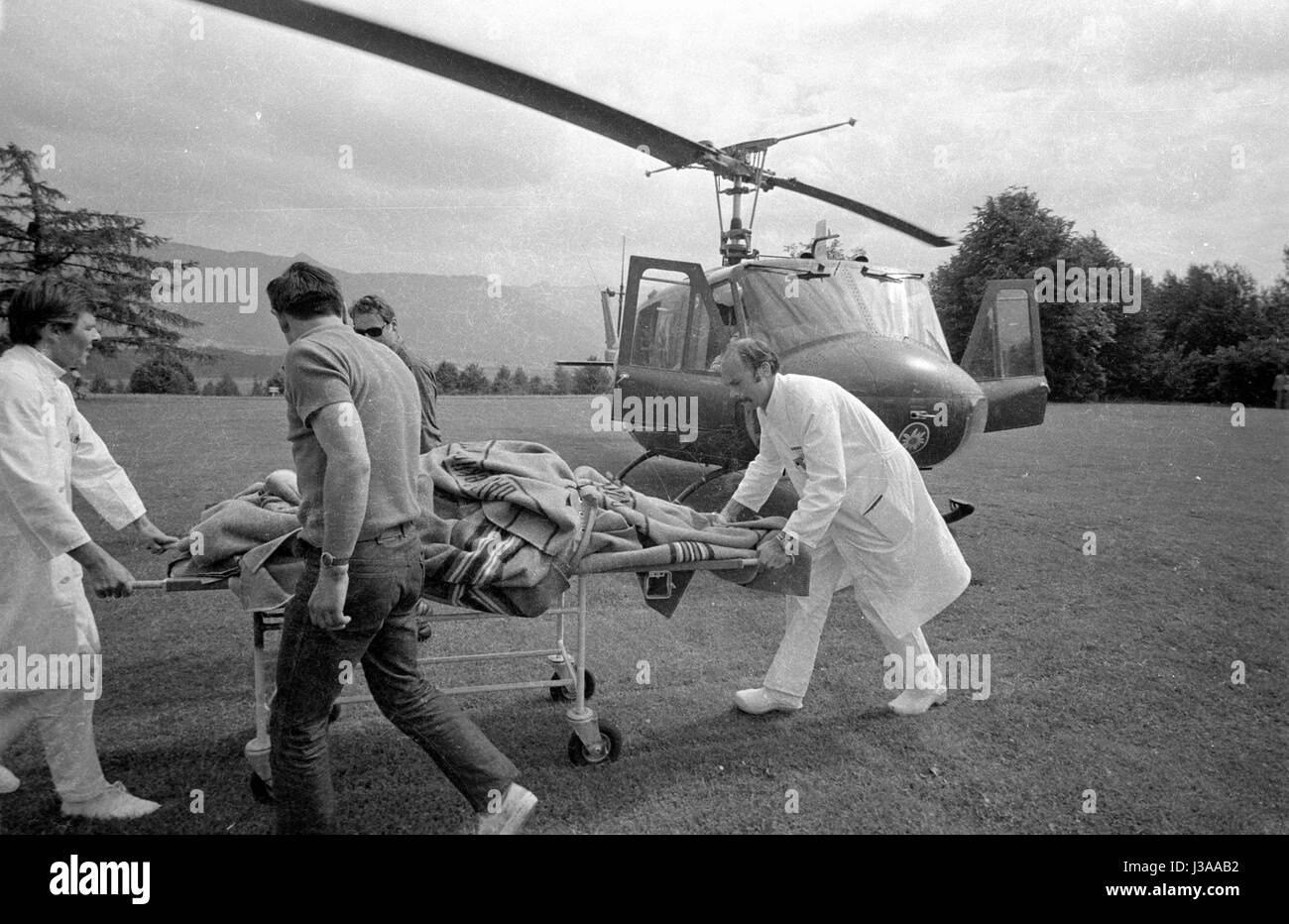 Transport von ein Unfallopfer in die Klinik Harlaching, 1970 Stockfoto