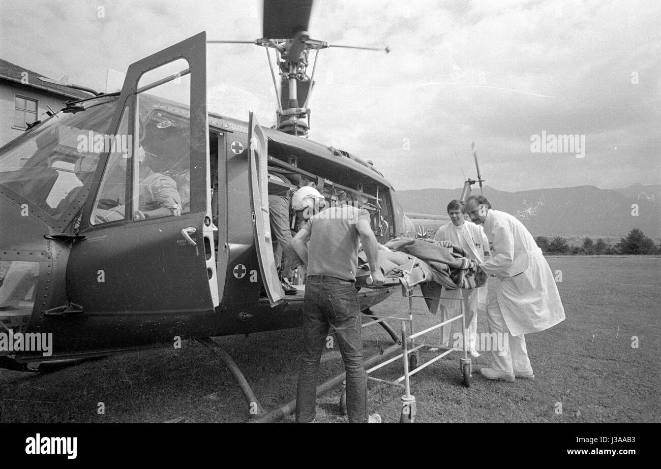 Transport von ein Unfallopfer in die Klinik Harlaching, 1970 Stockfoto