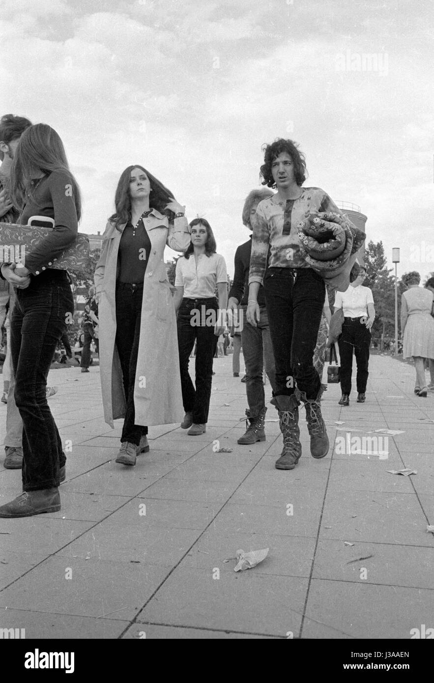 Festivalbesucher im Olympiapark in München, 1970 Stockfoto