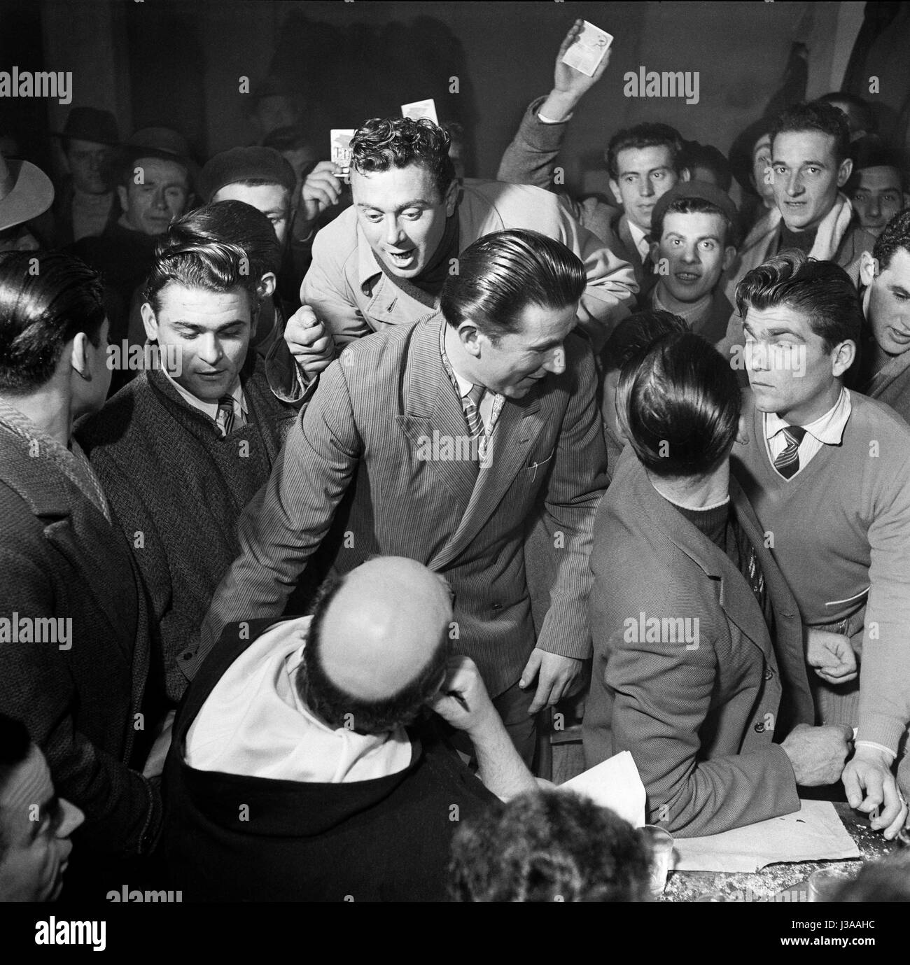 Begeisterung für Comunismo Italiano in einer Taverne 1956 Stockfoto