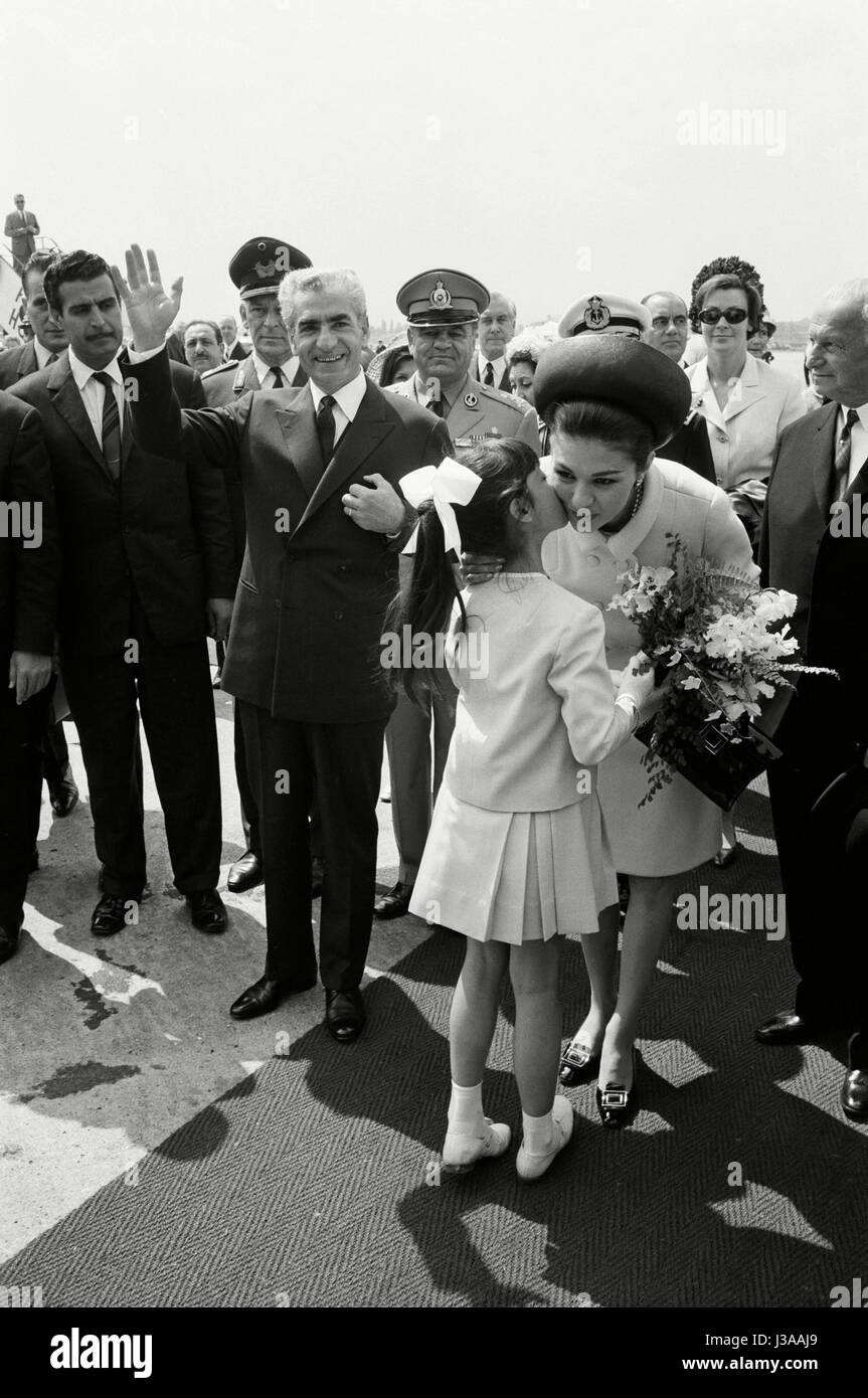 Ankunft von Schah Mohammad Reza Pahlevi und seine Frau Farah Diba am  Flughafen in Hamburg, 1967 Stockfotografie - Alamy