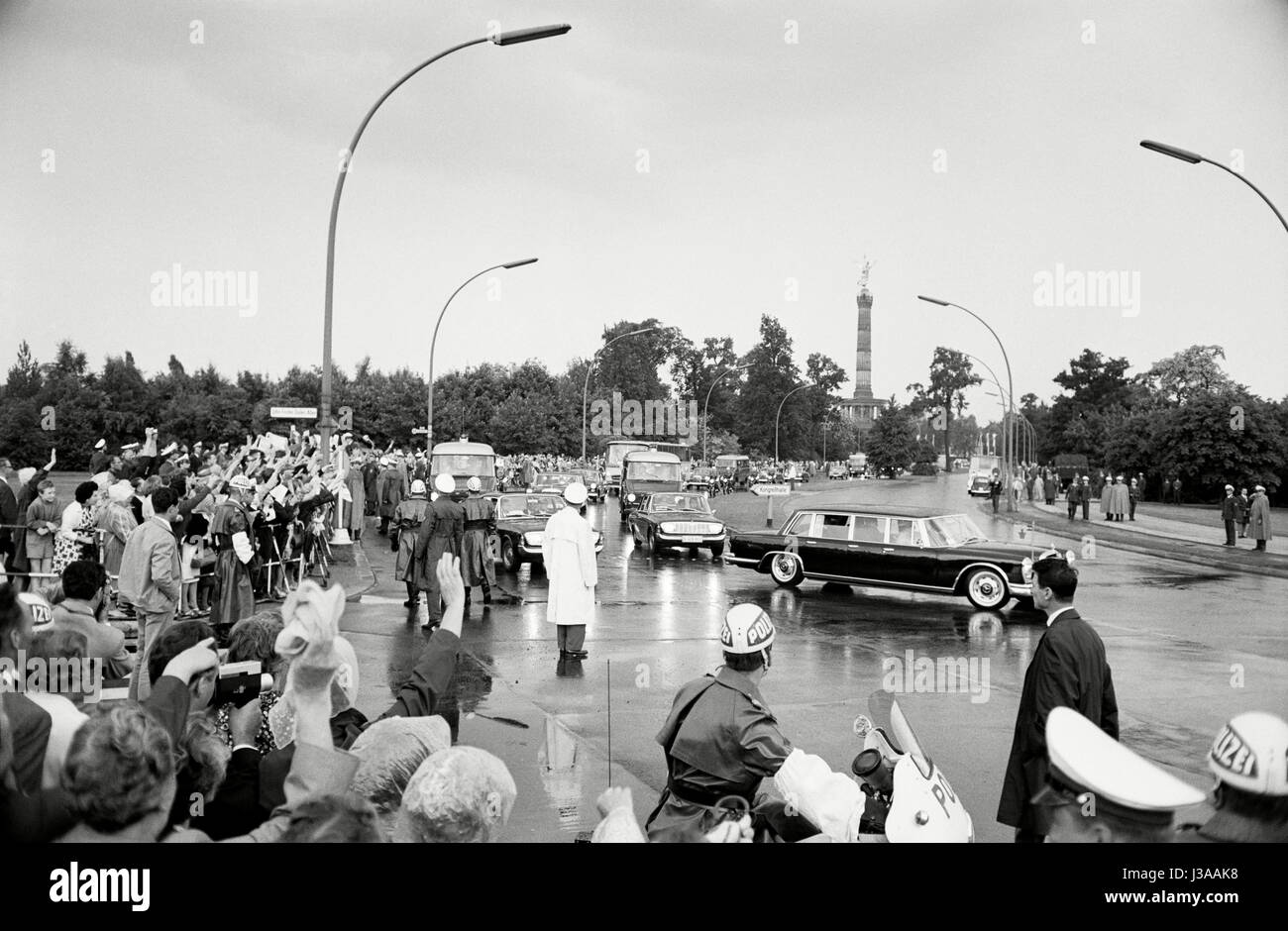 Polizei ist die iranische Besucher in Berlin, 1967 Begleitung Stockfoto