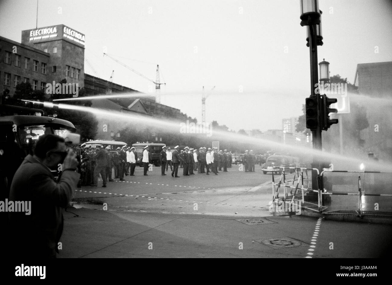 Polizeikräfte benutzen Wasser Kanons in Berlin, 1967 Stockfoto