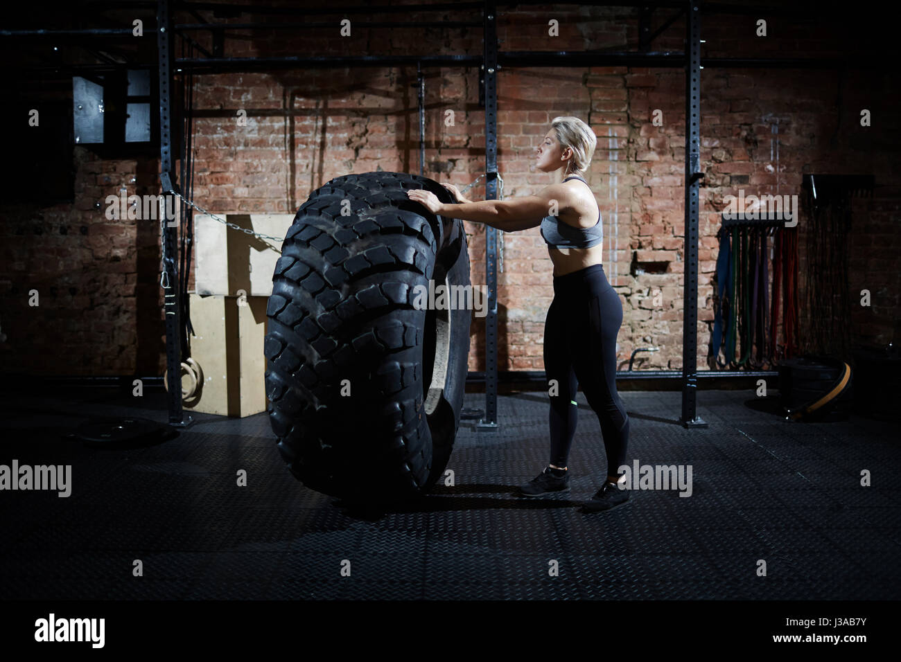 Spiegeln Reifen im Fitness-Studio Stockfoto
