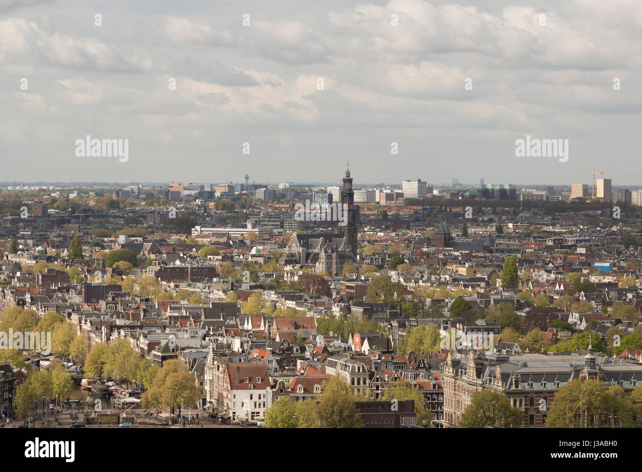 Die Stadt Amsterdam, die Niederlande, wie gesehen von der Spitze des Turmes Amsterdam auf der Nordseite der Hauptkanal. Stockfoto