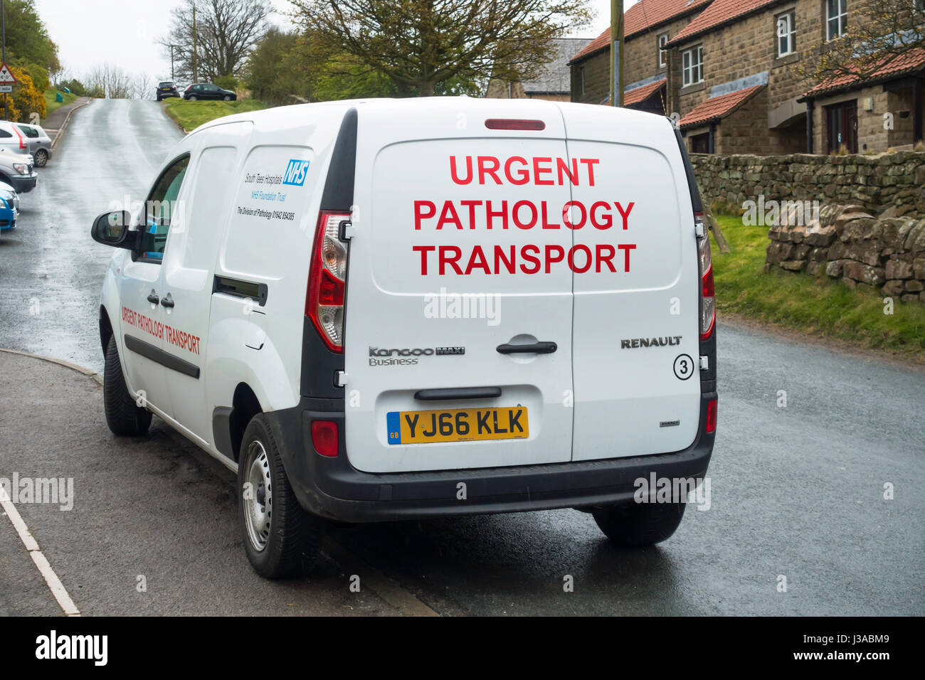 Eine kleine weiße National Health Service Van markiert Eiltransporte Pathologie in einem englischen Landhaus-Dorf Stockfoto