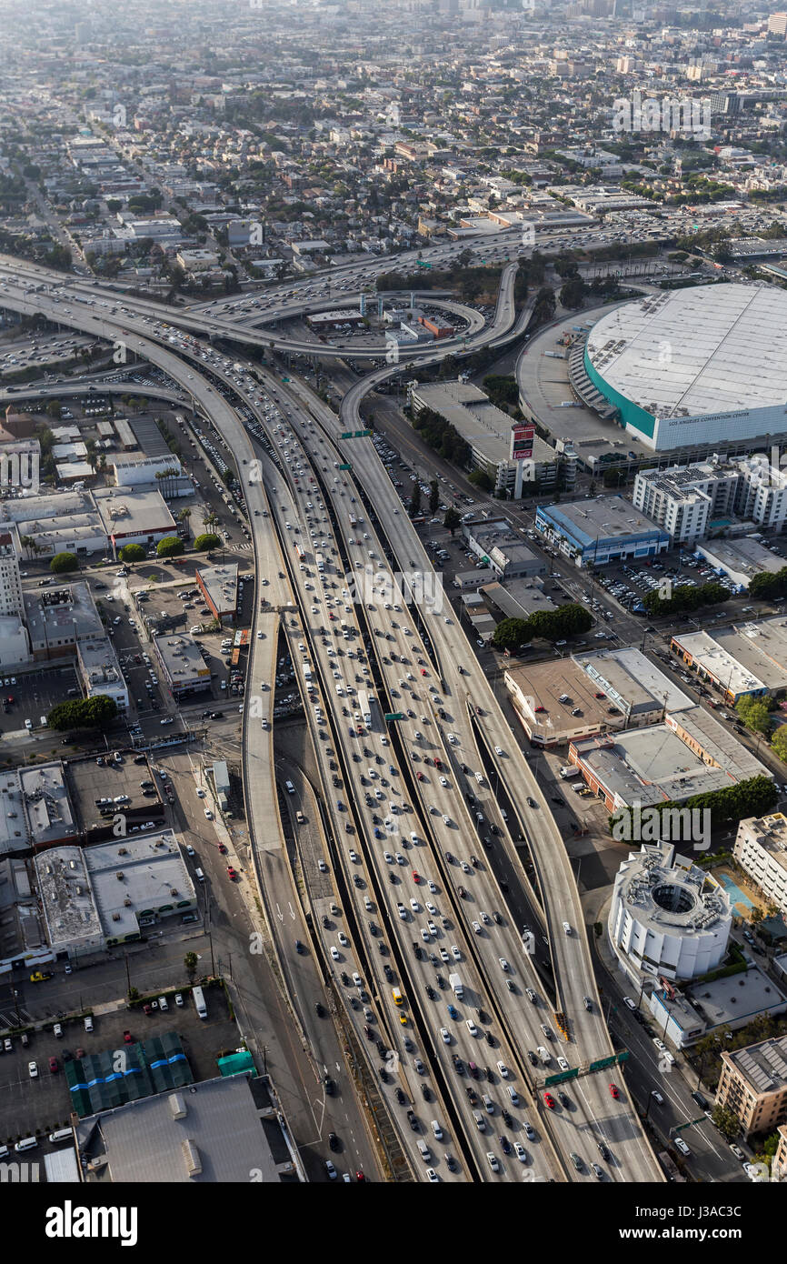 Los Angeles, Kalifornien, USA - 12. April 2017: Am Nachmittag Luftaufnahme von Santa Monica 10 und 110 Harbor Freeway Austausch in Downtown La. Stockfoto