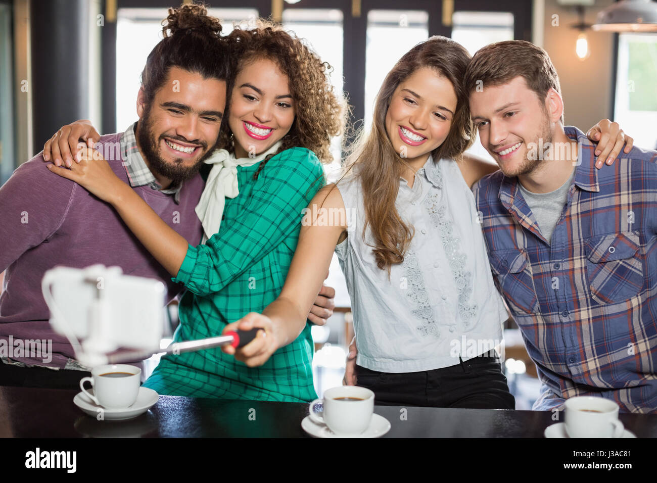 Glückliche Freunde nehmen Selfie und genießen Sie im restaurant Stockfoto