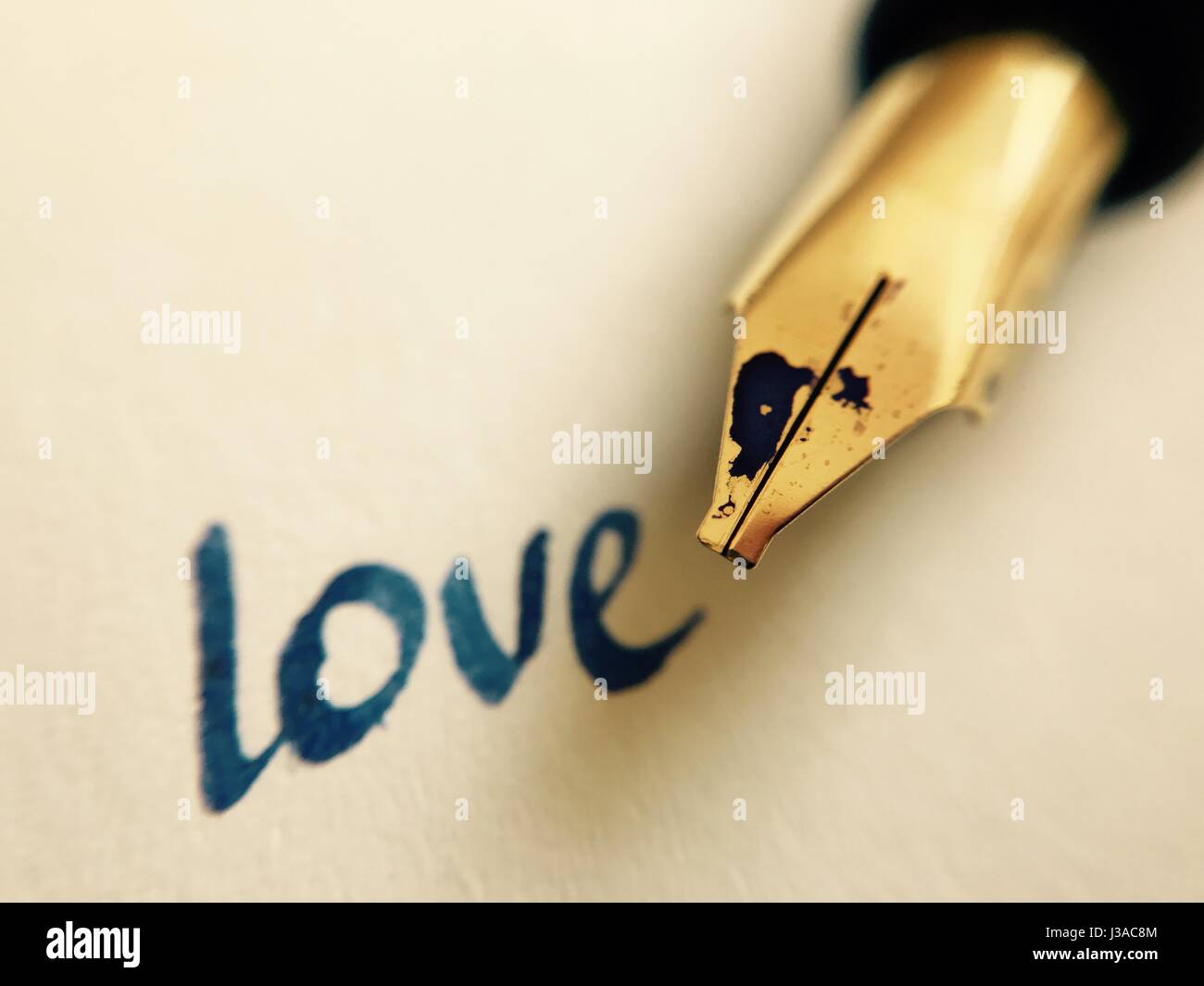 Liebesbotschaft mit Stift Stockfoto