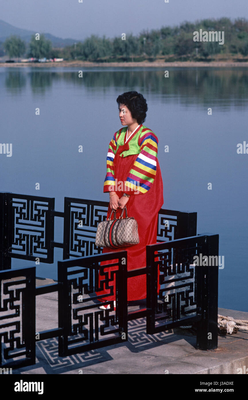 Frisch vermählte südkoreanische Frau in Tracht, fotografiert am Bomun Lake Resort, Südkorea, Asien Stockfoto