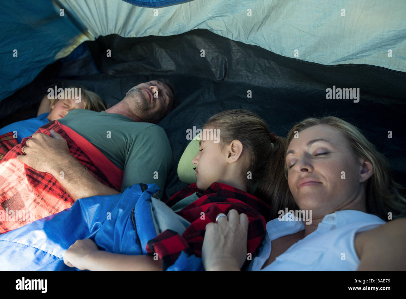 Familie friedlich schlafend im Zelt Stockfoto