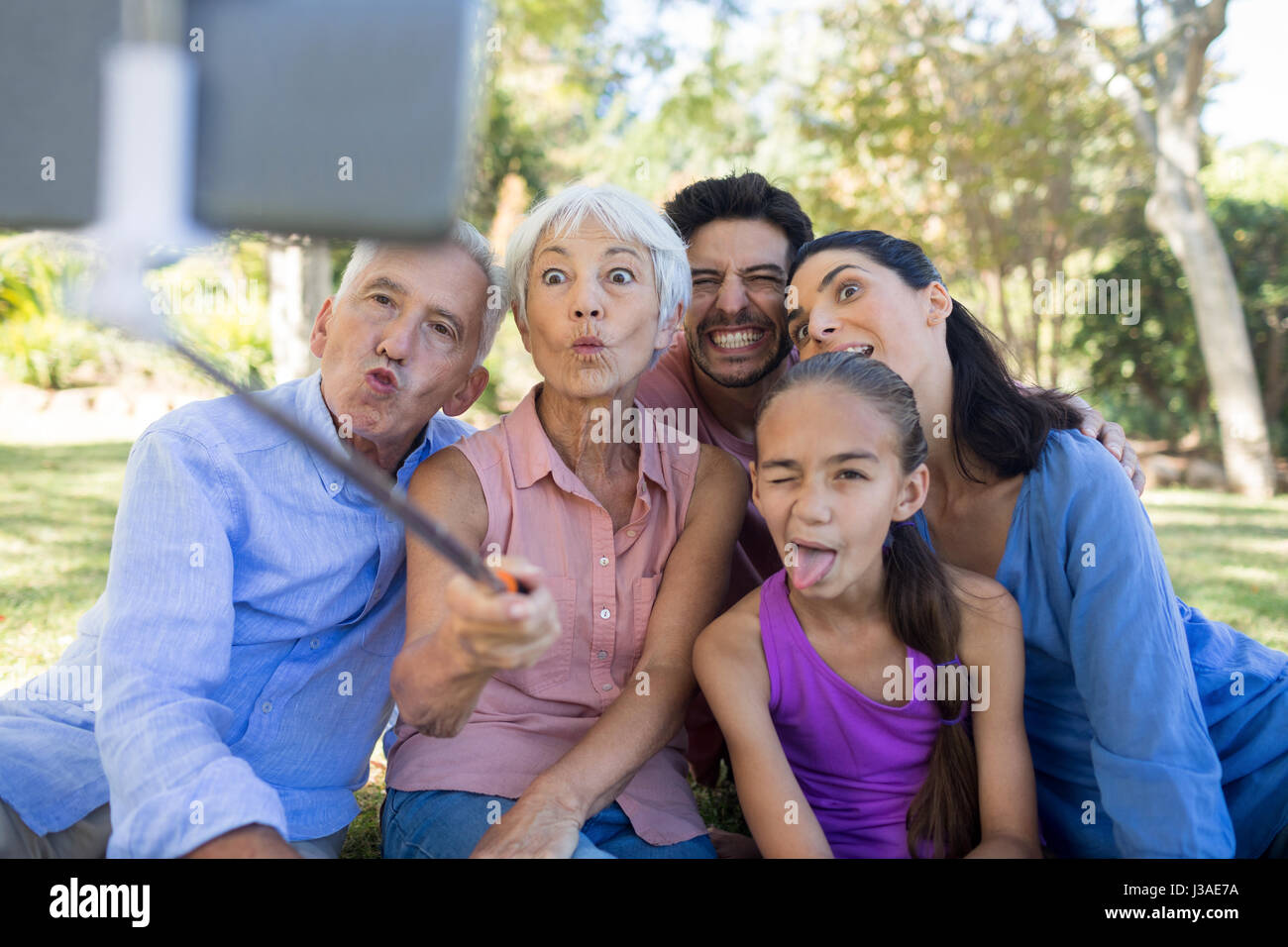 Spielerische Familie lustige Grimassen während der Einnahme einer Selfies im park Stockfoto