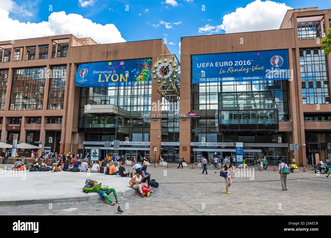 LYON, Frankreich - 15. Juni 2016: Fassade des wichtigsten Bahnhofs in Lyon (Gare de Lyon-Part-Dieu), Frankreich. Im Jahr 1978 gebaut. Zugverbindungen sind Stockfoto