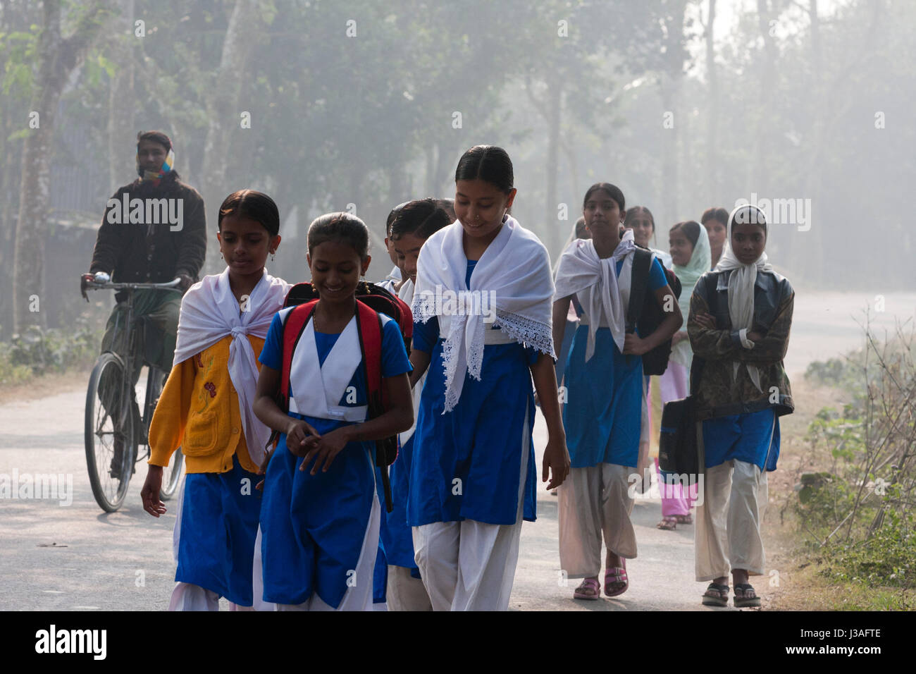 SchülerInnen auf dem Weg zu ihrer Schule in Singair. Manikganj, Bangladesch. Stockfoto