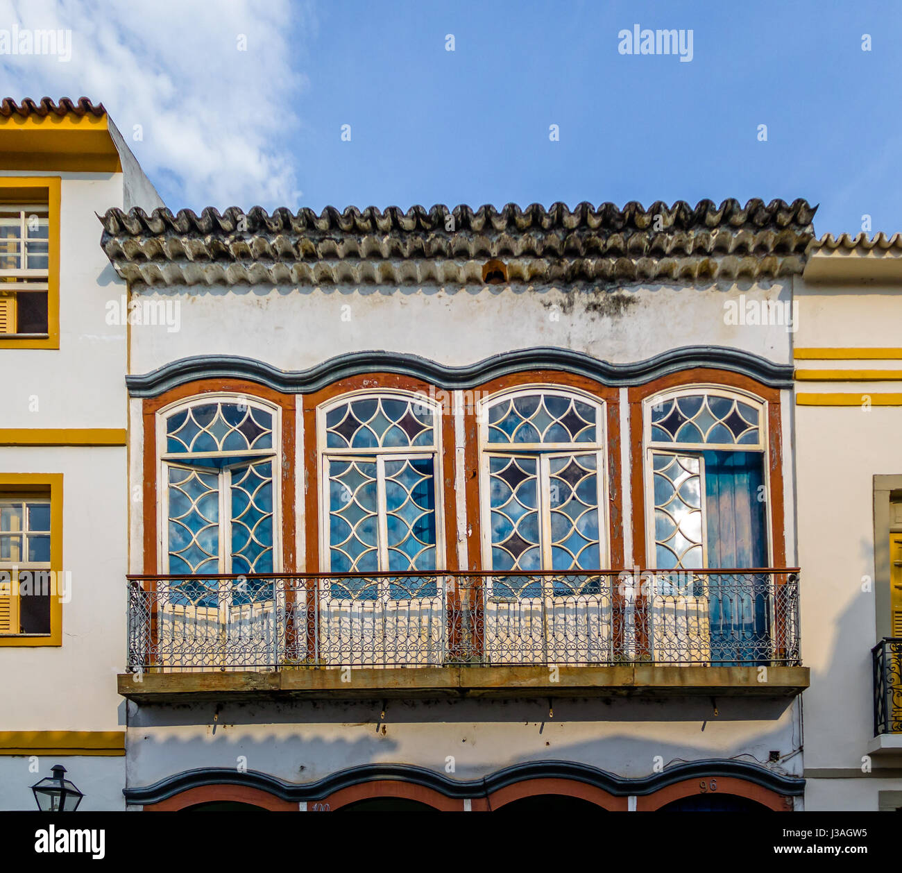 Balkon-Straßenansicht von kolonialen Gebäude - Sao Joao Del Rei, Minas Gerais, Brasilien Stockfoto