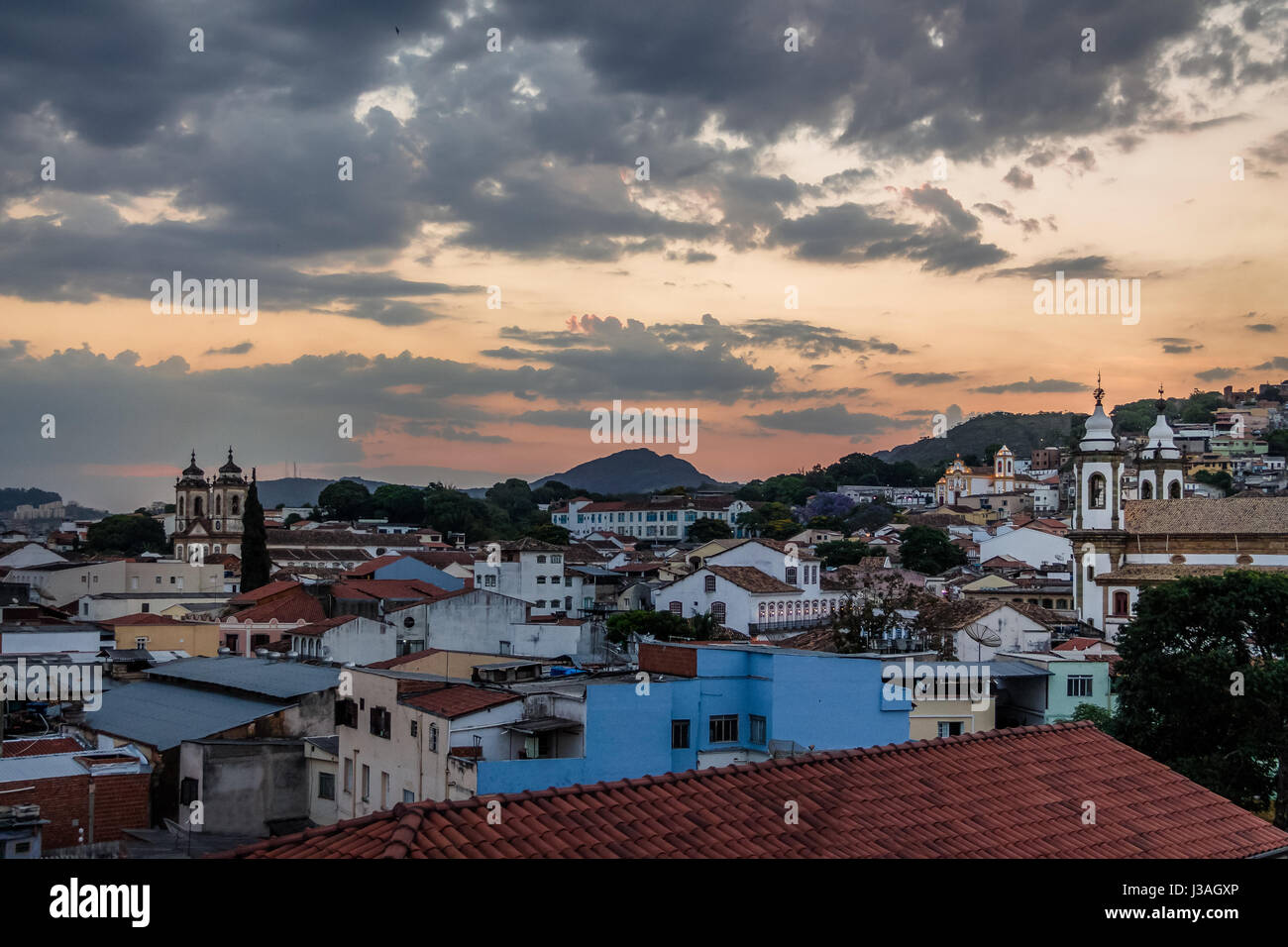 Luftaufnahme von Sao Joao del Rei bei Sonnenuntergang - Sao Joao del Rei, Minas Gerais, Brasilien Stockfoto