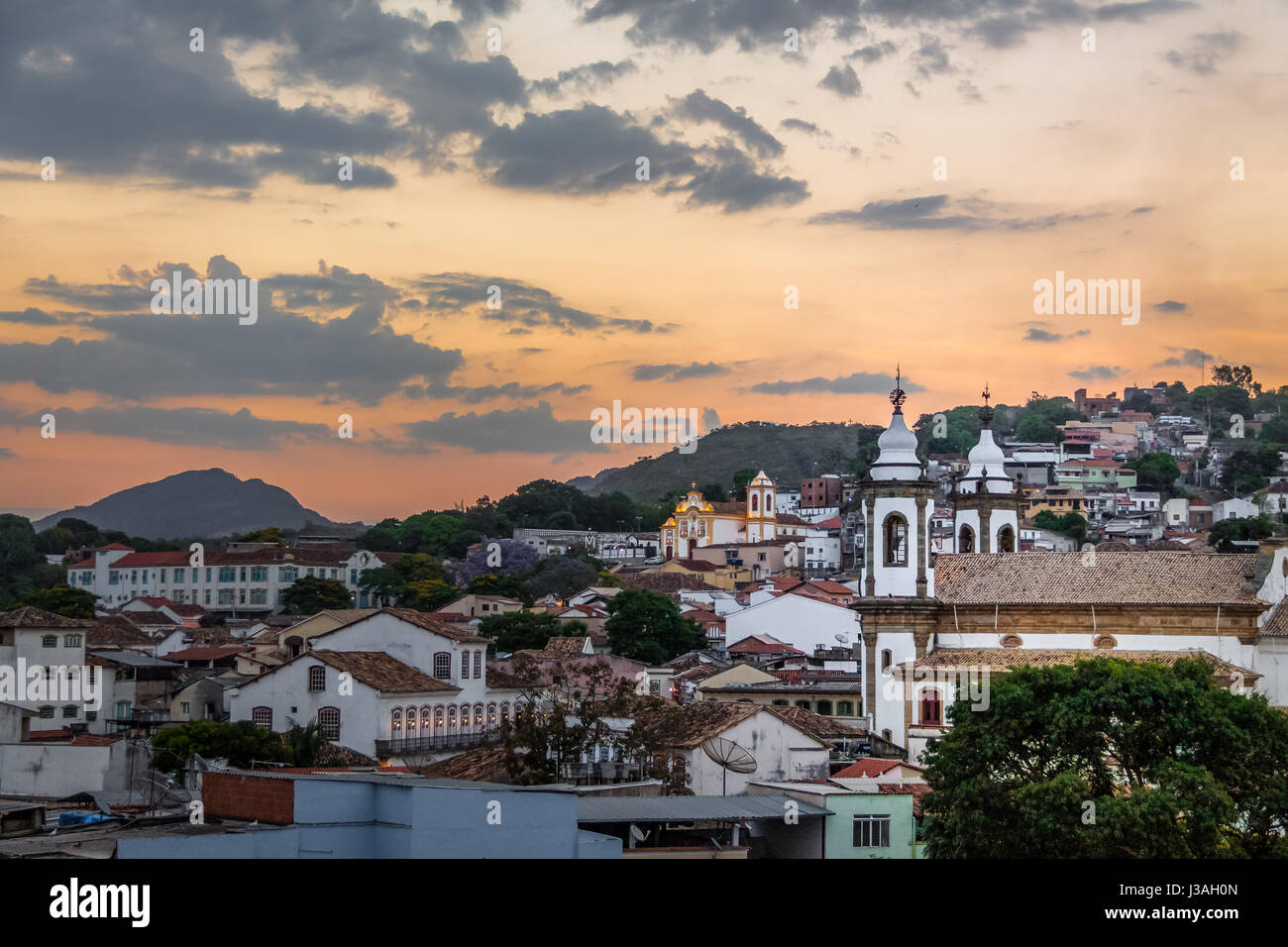 Luftaufnahme von Sao Joao del Rei bei Sonnenuntergang - Sao Joao del Rei, Minas Gerais, Brasilien Stockfoto