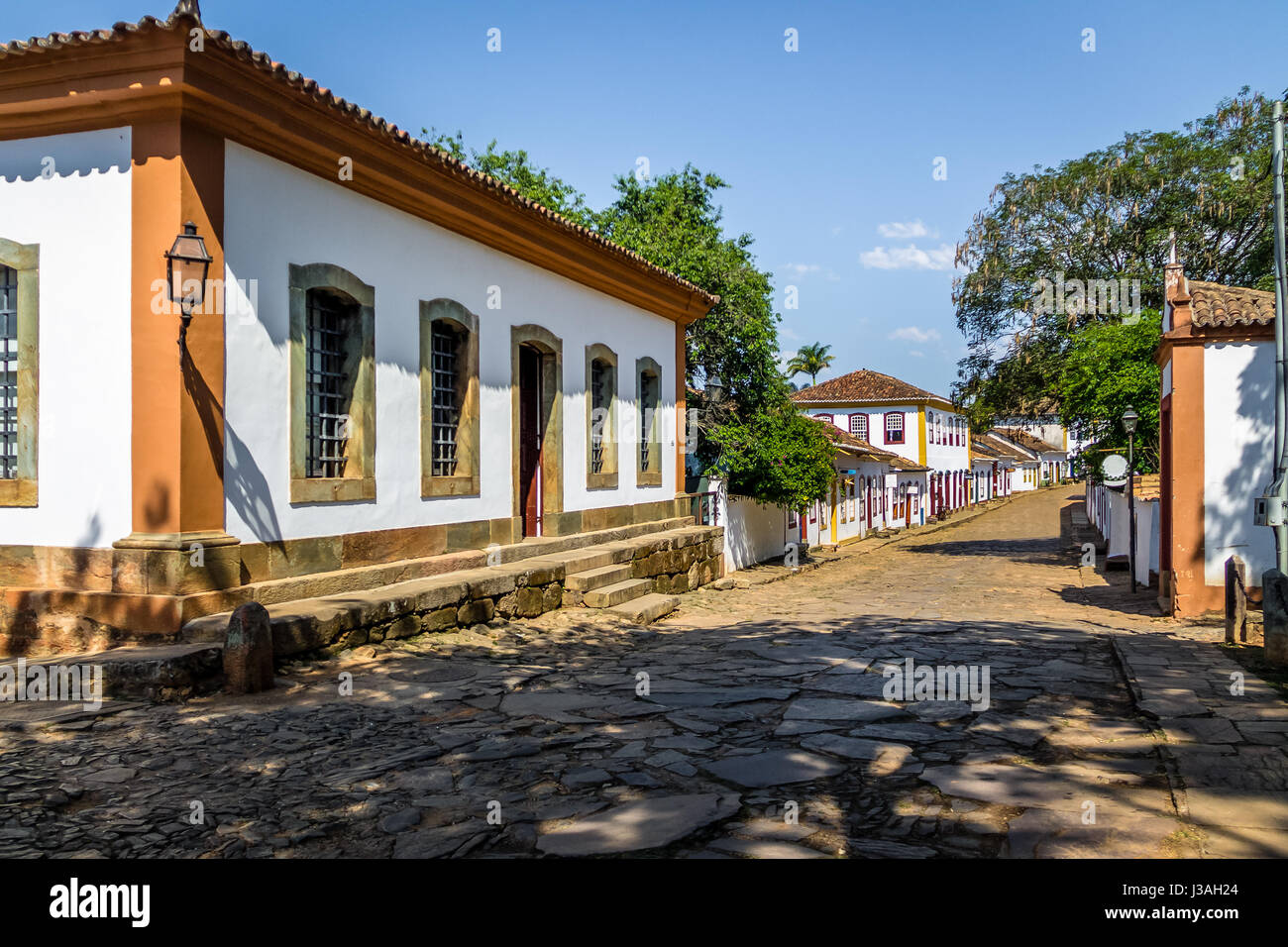 Bunten Häusern im Kolonialstil und Straße mit Kopfsteinpflaster - Tiradentes, Minas Gerais, Brasilien Stockfoto