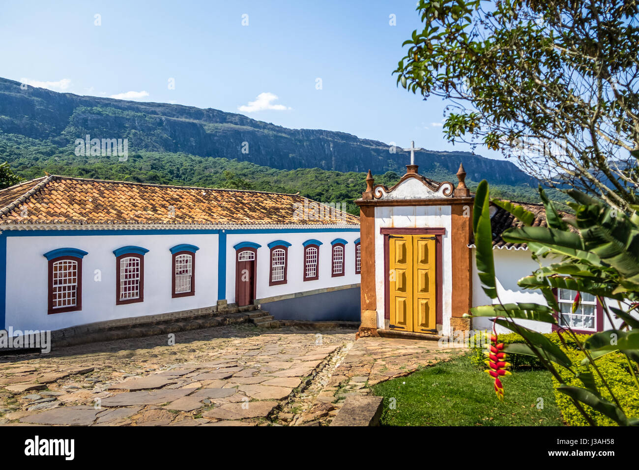 Bunten Häusern im Kolonialstil und Kapelle - Tiradentes, Minas Gerais, Brasilien Stockfoto