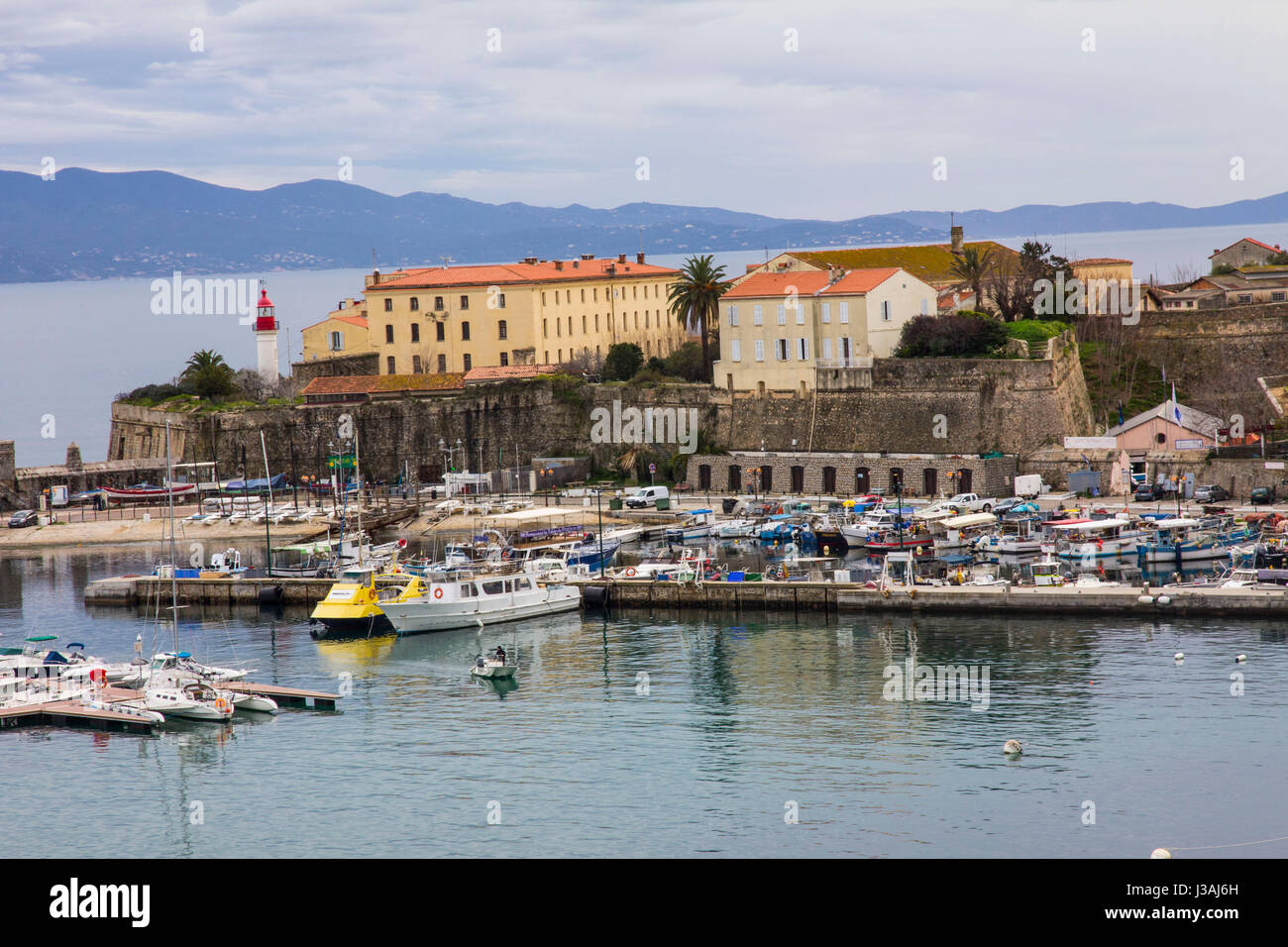 Ein Blick aus dem Hafen von Ajaccio und seine Mauern umgebene Zitadelle aus dem 16. Jahrhundert. Ajaccio, Korsika. Stockfoto