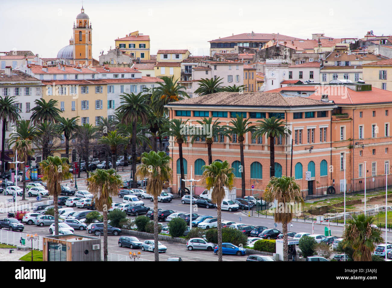 Stadtzentrum von Ajaccio, vom Hafen, Ajaccio, Korsika, Frankreich gesehen. Stockfoto