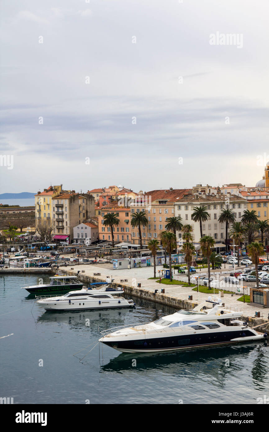 Stadtzentrum von Ajaccio, vom Hafen, Ajaccio, Korsika gesehen. Stockfoto