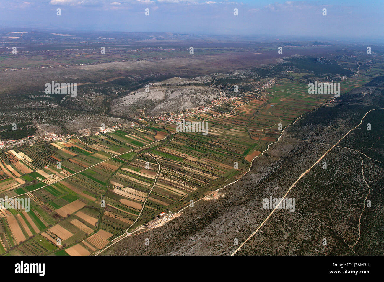 Luftaufnahme der fruchtbaren Felder in der Region Zadar nahe der adriatischen Küste Stockfoto