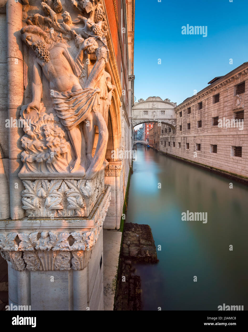 Trunkenheit Noahs Skulptur und Seufzerbrücke bei Sonnenaufgang, Venedig, Italien Stockfoto