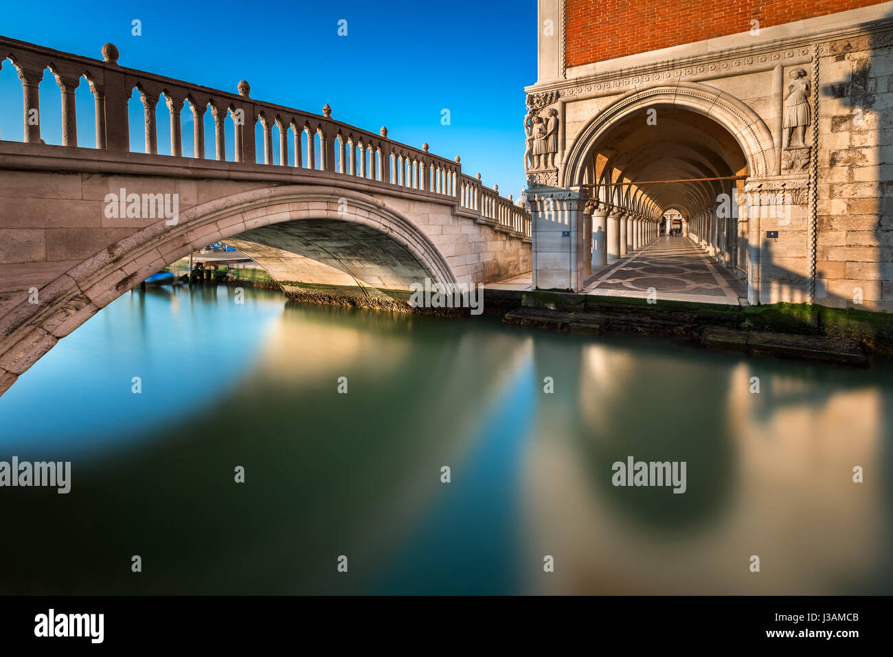 Brücke, Kanal- und Dogenpalast beleuchtet von Rising Sun bei Sonnenaufgang, Venedig, Italien Stockfoto