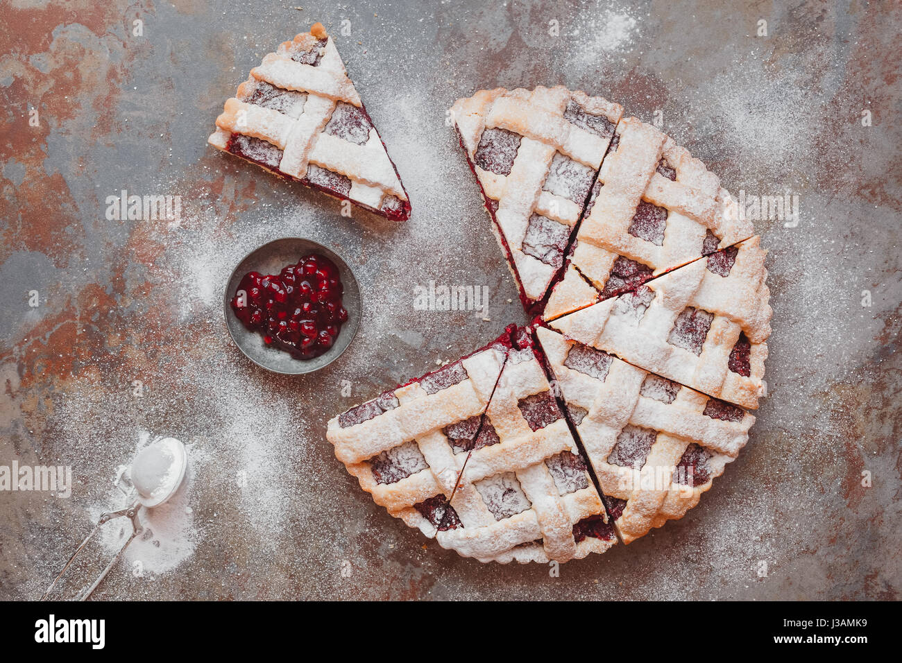 In Scheiben geschnittenen Kirschen Gitter Kuchen Draufsicht Leerzeichen ...