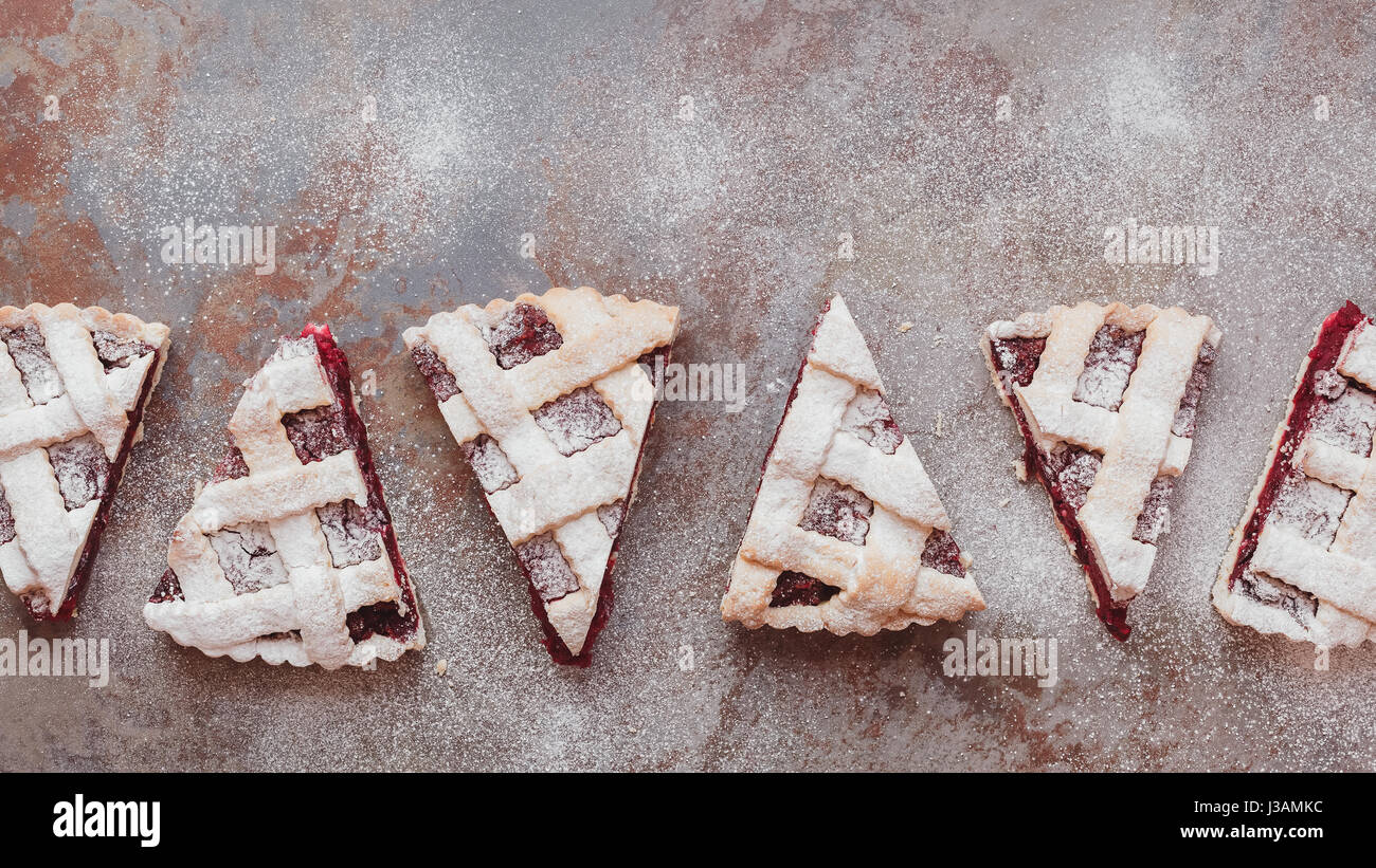 Scheiben hausgemachtes Kirschen Gitter Kuchen in Zeile Draufsicht ...