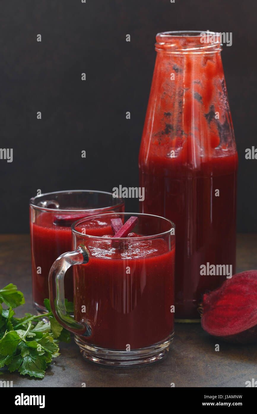Frische rote Beete-Smoothie.  Makro, Tiefenschärfe, Leerzeichen Stockfoto
