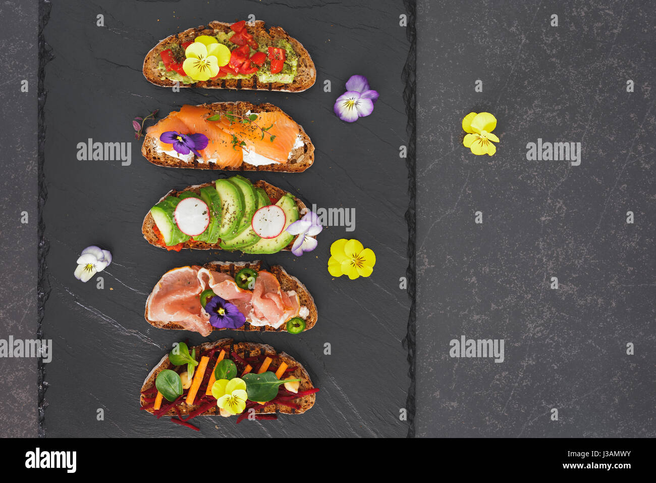 Roggenbrot-Sandwiches mit Avocado und Käse-Sahne, Schinken und Lachs ...