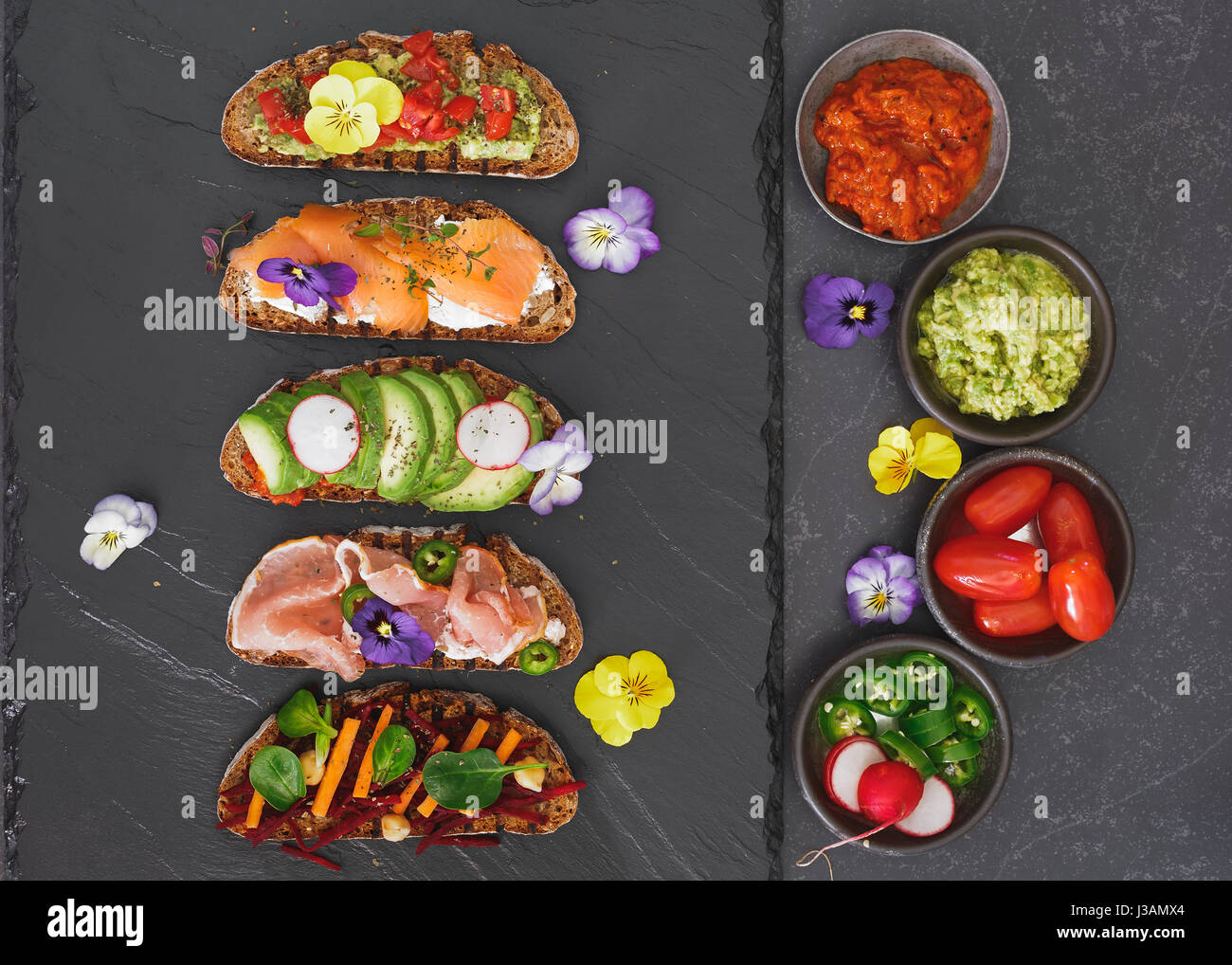 Roggenbrot-Sandwiches mit Avocado und Käse-Sahne, Schinken und Lachs ...