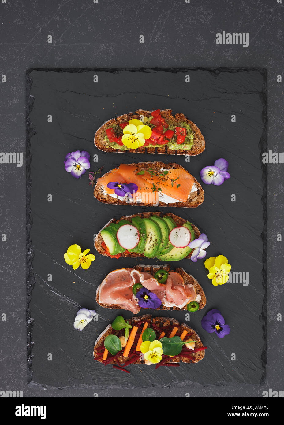 Roggenbrot-Sandwiches mit Avocado und Käse-Sahne, Schinken und Lachs ...