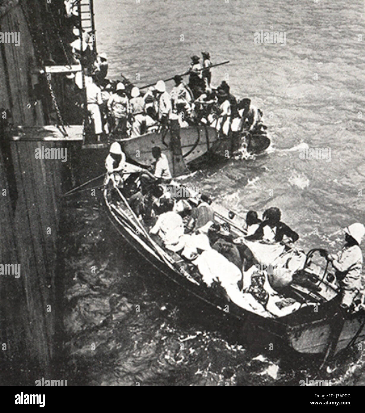 Die Evakuierung der Armenier aus Musa Dagh im Jahr 1915 durch französische Schiffe, ein zentrales Ereignis während des Völkermordes an den Armeniern, das die Rettung und Migration von Überlebenden markiert. Stockfoto