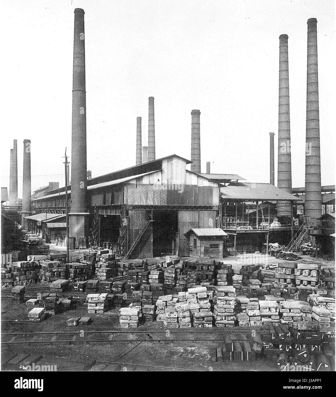 Der Titel bezieht sich auf eine bemerkenswerte Zahl oder ein Ereignis aus dem Jahr 1900, das wahrscheinlich mit dem industriellen oder technologischen Fortschritt in diesem Zeitraum zusammenhängt. Der Name Siemens deutet auf eine Verbindung zum Unternehmen Siemens hin, das für seine Beiträge zur Elektrotechnik und -Technik zu Beginn des 20. Jahrhunderts bekannt ist. Stockfoto