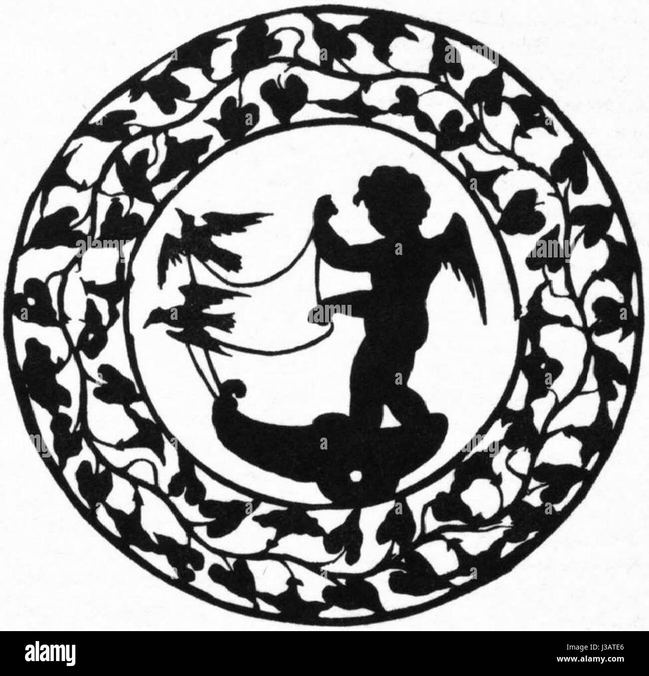 Das Stück „Amor auf dem Muschelwagen“ von Luise Duttenhofer ist ein Silhouettenkunstwerk, das eine romantische Szene mit einer Figur auf einem Muschelwagen darstellt. Das Design zeigt komplizierte Details aus geschnittenem Papier, wobei sich das zentrale Thema um die Liebe dreht und die zarte Handwerkskunst des Scherenschnitts unterstreicht. Stockfoto