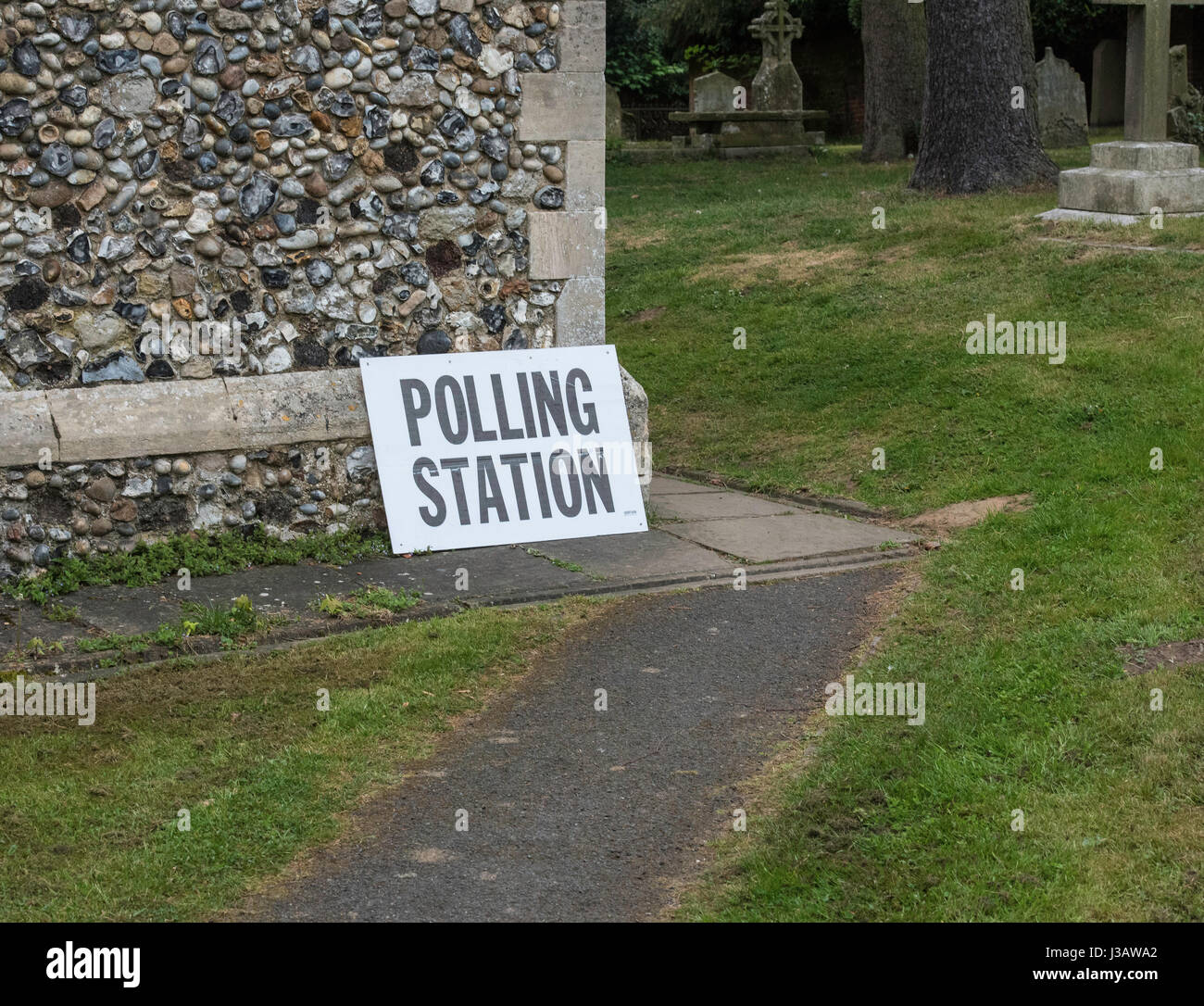 Brentwood Essex, 4. Mai 2017; Wahllokal melden Sie außerhalb St. Peter Kirche Süd Weal Brentwood, Essex Credit: Ian Davidson/Alamy Live News Stockfoto