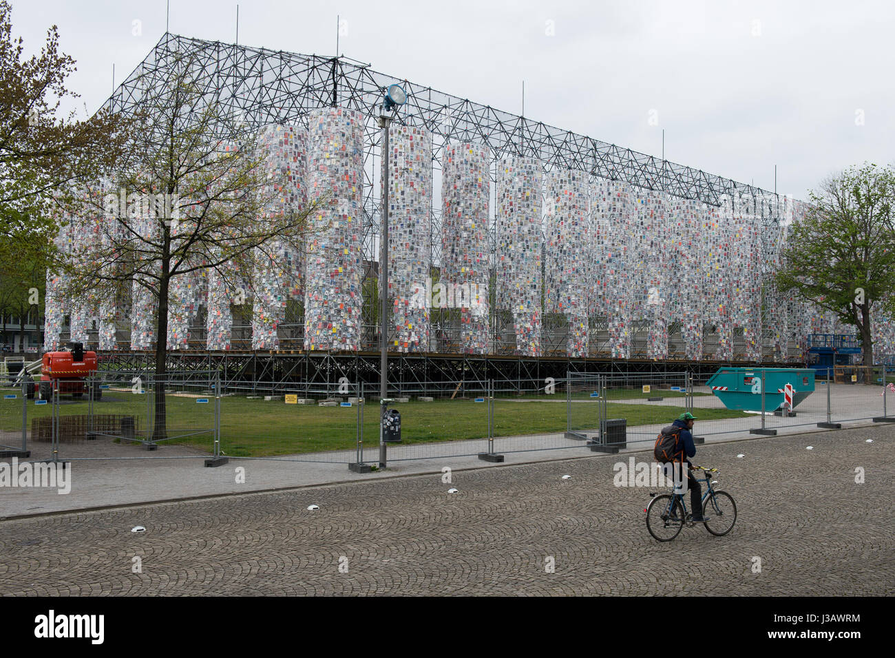 Kassel, Deutschland. 4. Mai 2017. Ein Radfahrer geht durch die Documenta-Kunstwerk der Parthenon der Bücher von argentinischen Künstlerin Marta Minujin in Kassel, Deutschland, 4. Mai 2017. Documenta in Kassel 14 läuft vom 10. Juni 2017 bis 17. September 2017. Foto: Swen Pförtner/Dpa/Alamy Live News Stockfoto