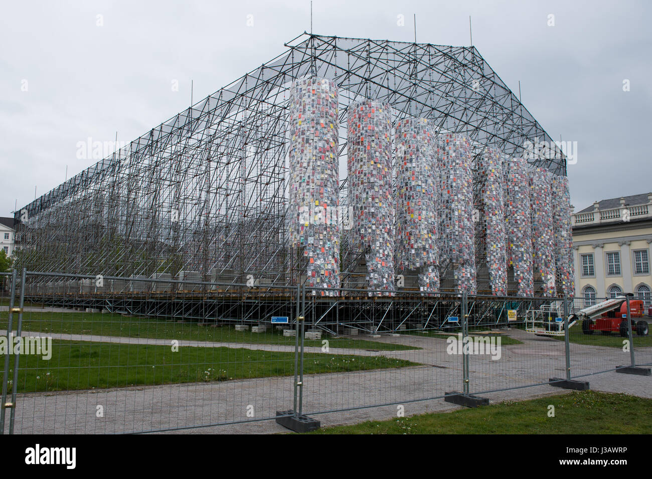 Kassel, Deutschland. 4. Mai 2017. Verpackt in Kunststoff hängen an einem Stahlgerüst für die Documenta-Kunst Bücher Arbeiten der Parthenon der Bücher von argentinischen Künstlerin Marta Minujin in Kassel, Deutschland, 4. Mai 2017. Documenta in Kassel 14 läuft vom 10. Juni 2017 bis 17. September 2017. Foto: Swen Pförtner/Dpa/Alamy Live News Stockfoto