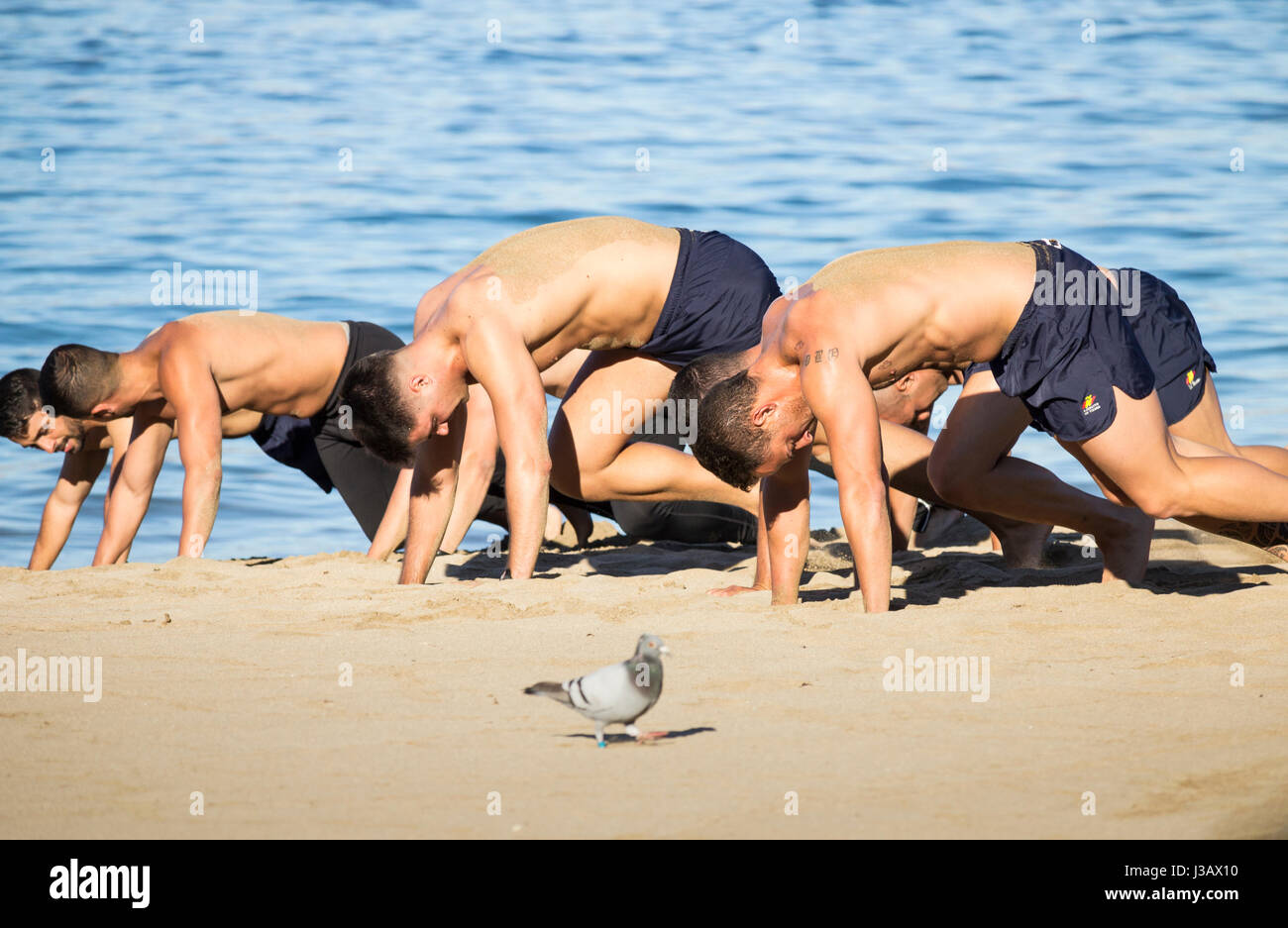 Spanische Soldaten am Strand ausüben. Stockfoto
