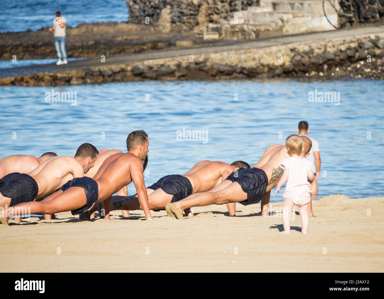 Spanische Soldaten am Strand ausüben. Stockfoto