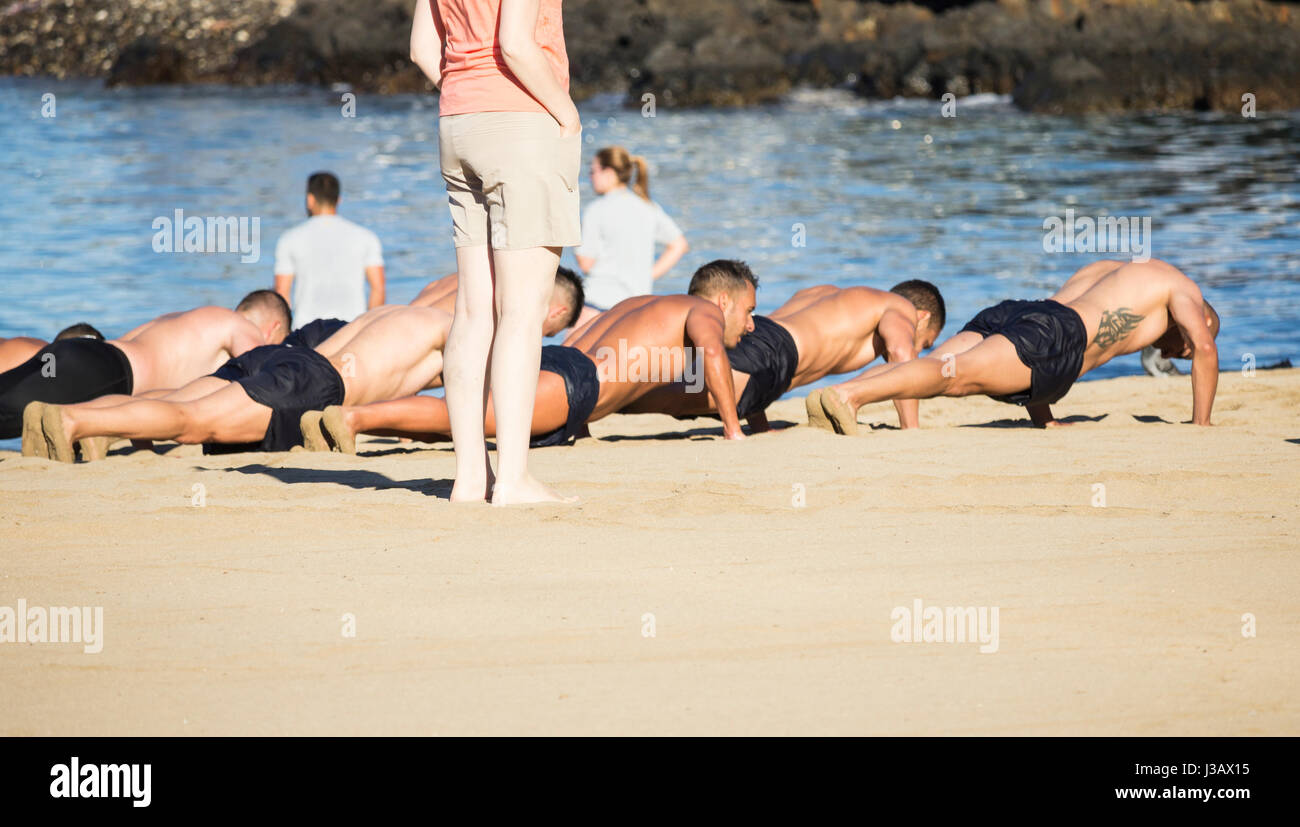 Spanische Soldaten am Strand ausüben. Stockfoto