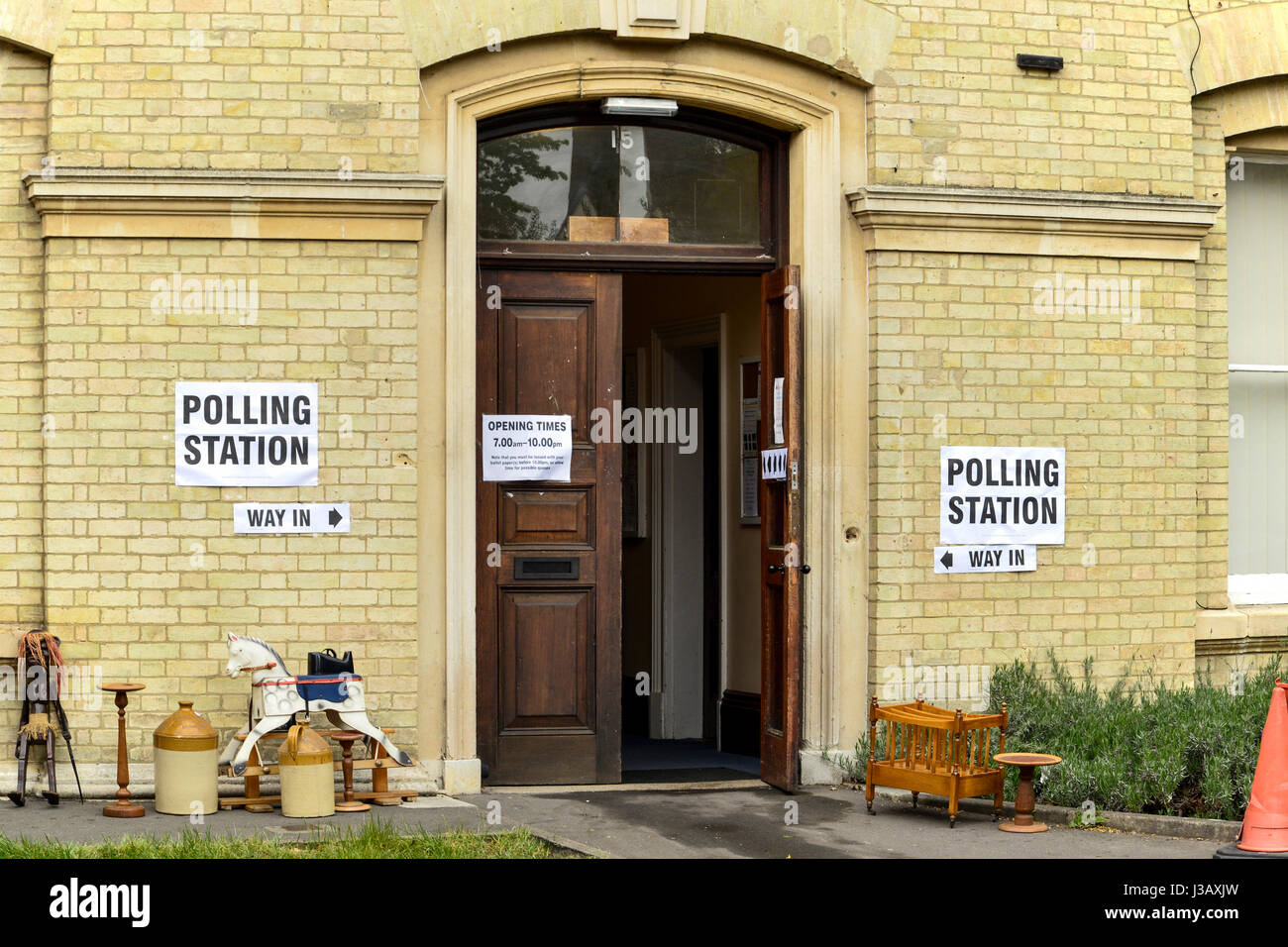 Braintree, Essex, England. 4. Mai 2017. Wahllokal Bocking Ende für englische lokale Regierung Wahlen, Beschilderung zeigt. Detail des Einganges mit antiken Schnickschnack. Bildnachweis: Archäo Bilder/Alamy Live News. Stockfoto