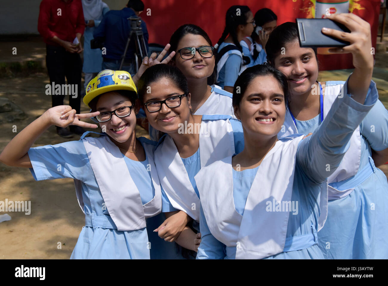 Dhaka, Bangladesch. 4. Mai 2017. Bangladeshi Schüler fotografieren mit ihrem Handy als sie feiert nach Secondary School Certificate (SSC) Ergebnisse zu, in Dhaka, Bangladesch veröffentlichen. Bildnachweis: SK Hasan Ali/Alamy Live-Nachrichten Stockfoto