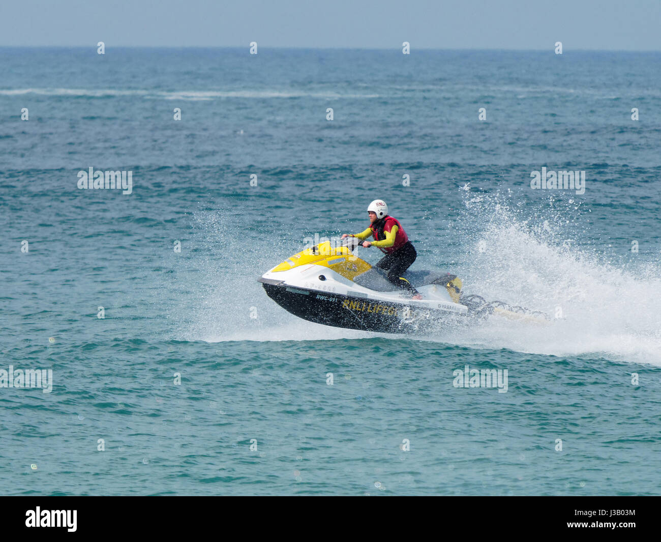 Newquay, Großbritannien. 4. Mai 2017. Rettung auf See von Rettungsschwimmern bewacht. 4. Mai 2017. Ein Mann und eine Frau auf Surfbretter sind durch die Felsen auf dem South by RNLI Rettungsschwimmer auf einen Jetski am Fistral Strand fistral Newquay, Cornwall, UK aus der Brandung gerettet.  Robert Taylor/Alamy Live-Nachrichten Stockfoto